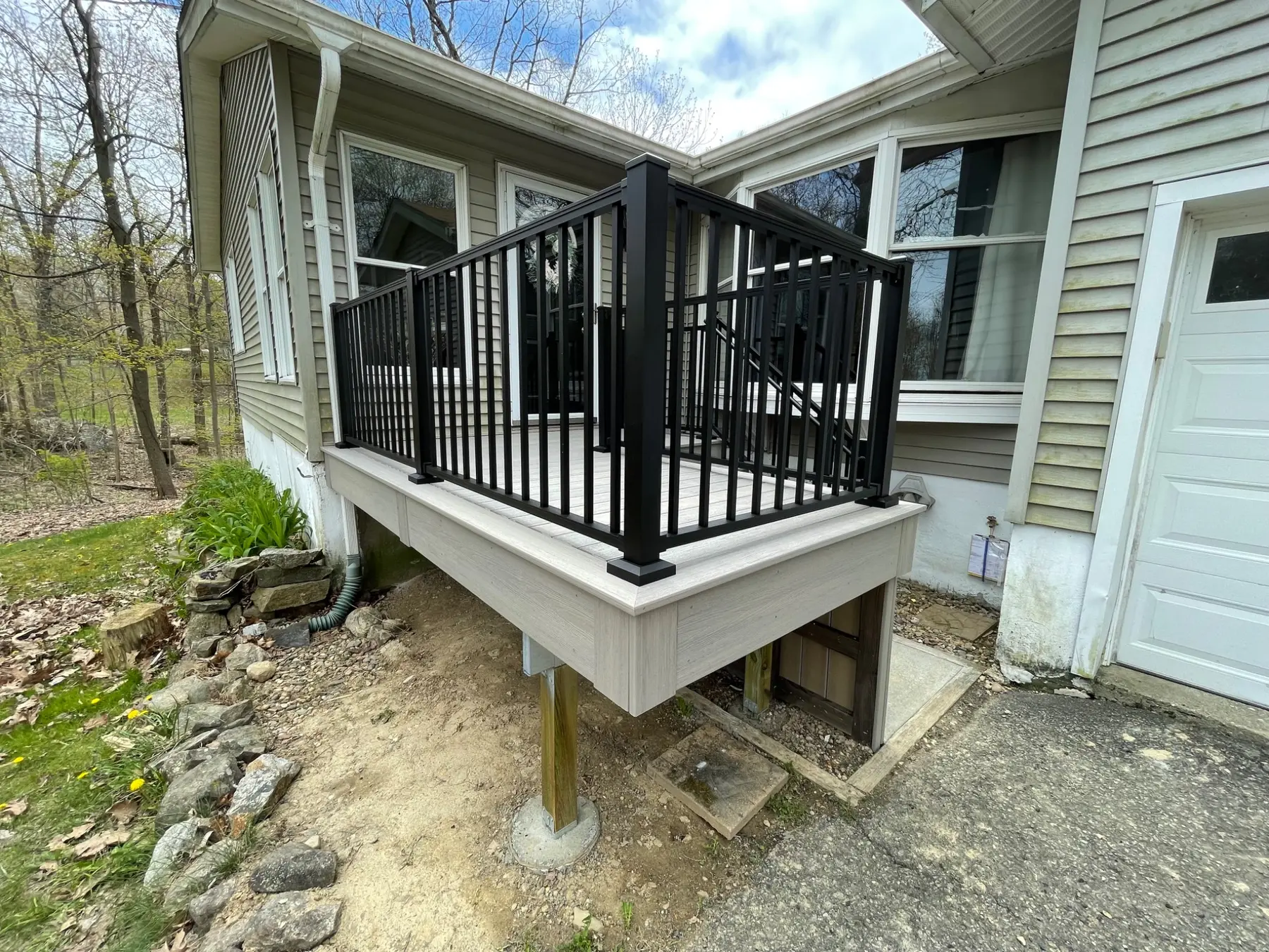 Small composite entry deck with black aluminum railing